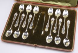 A SET OF TWELVE EDWARDIAN SILVER TEASPOONS, CASED WITH SUGAR TONGS