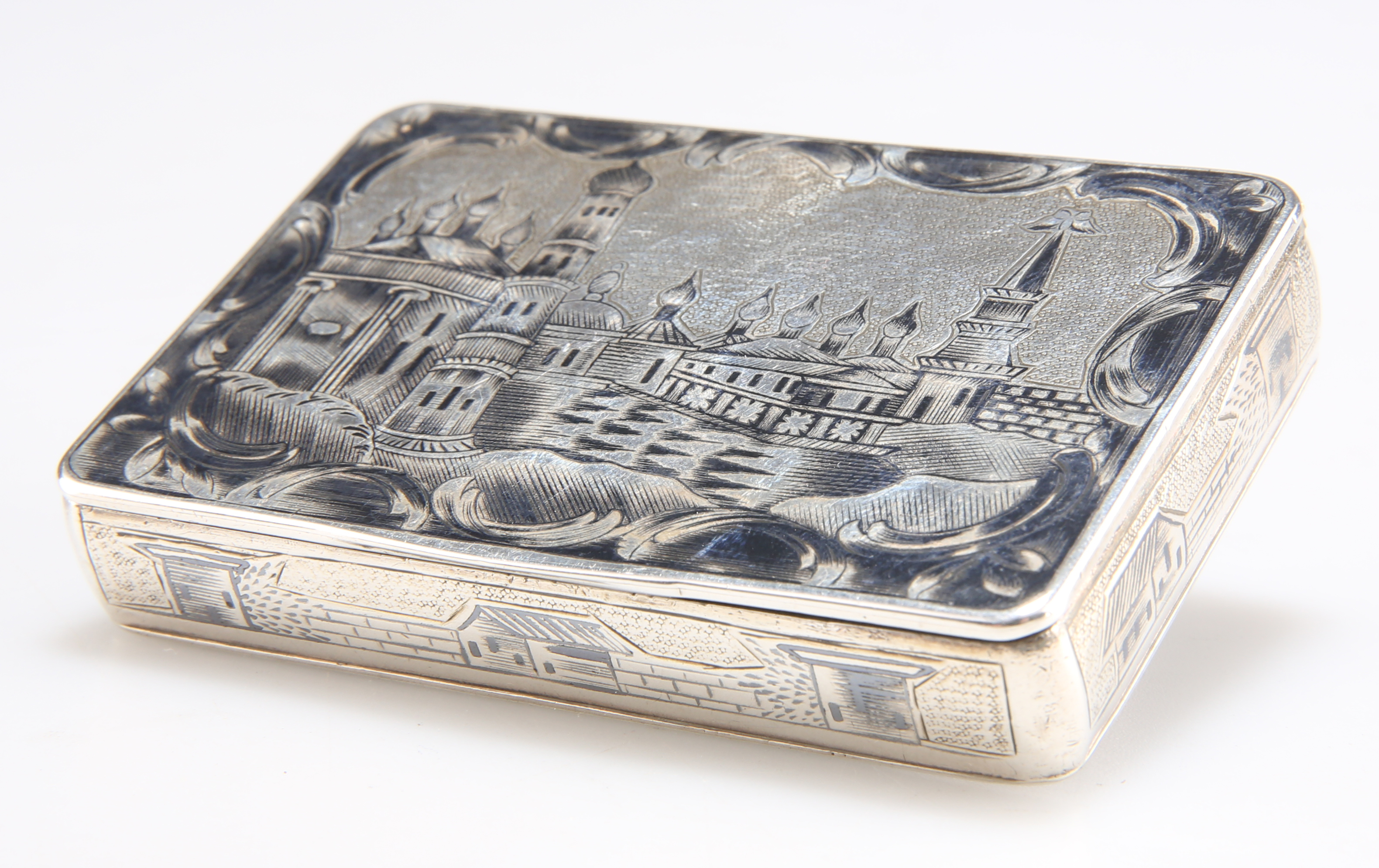 AN EARLY 19TH CENTURY RUSSIAN SILVER AND NIELLO SNUFF BOX