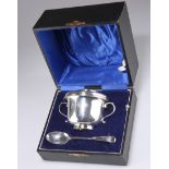 A GEORGE V SILVER PORRINGER CUP, COVER AND SPOON
