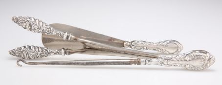 A PAIR OF SILVER FILLED GLOVE STRETCHERS; A SILVER FILLED SHOE HORN; AND A SILVER FILLED BUTTON HOOK