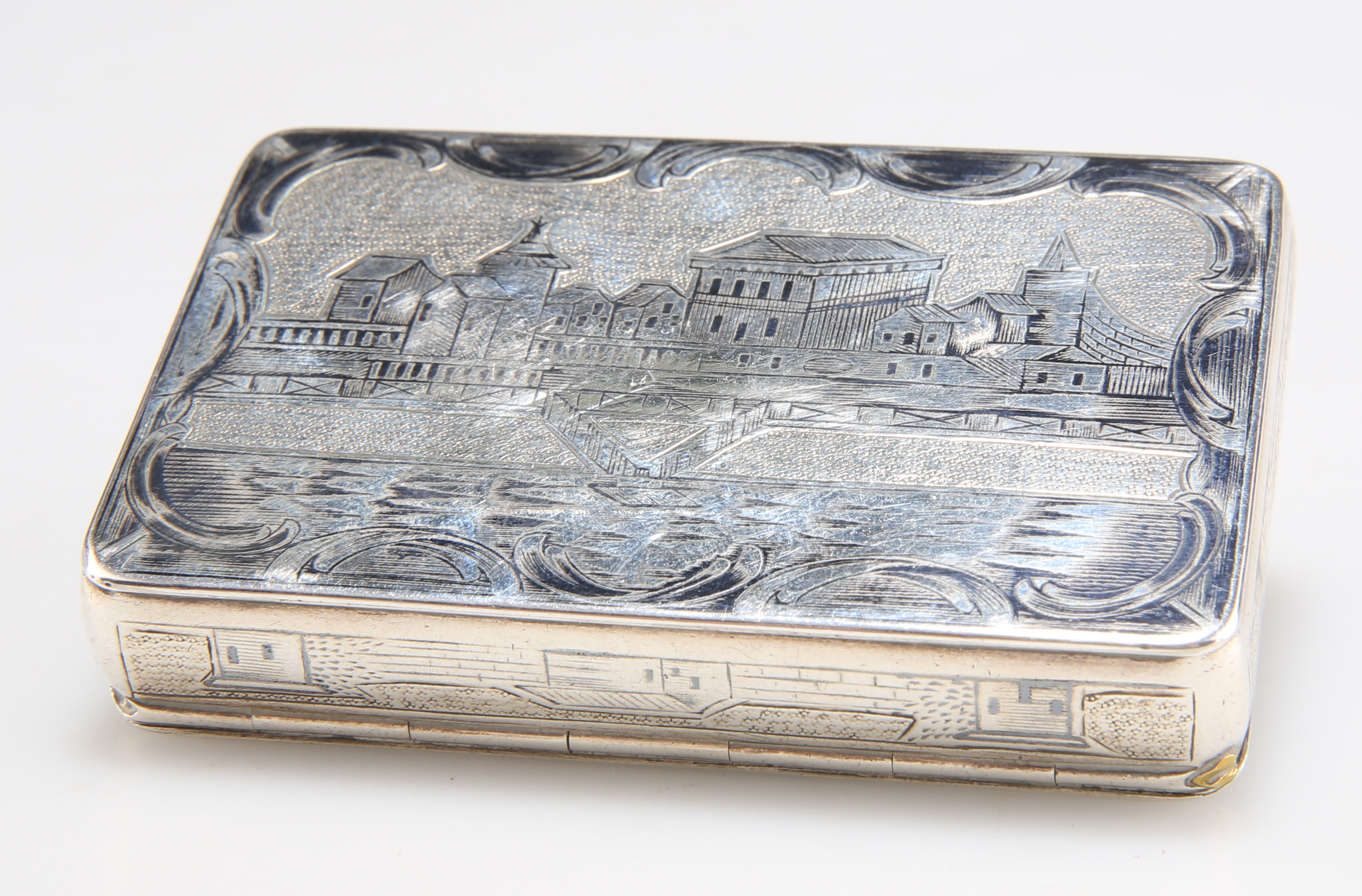 AN EARLY 19TH CENTURY RUSSIAN SILVER AND NIELLO SNUFF BOX - Image 2 of 3