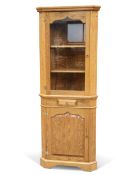 A GEORGIAN STYLE OAK STANDING CORNER CABINET