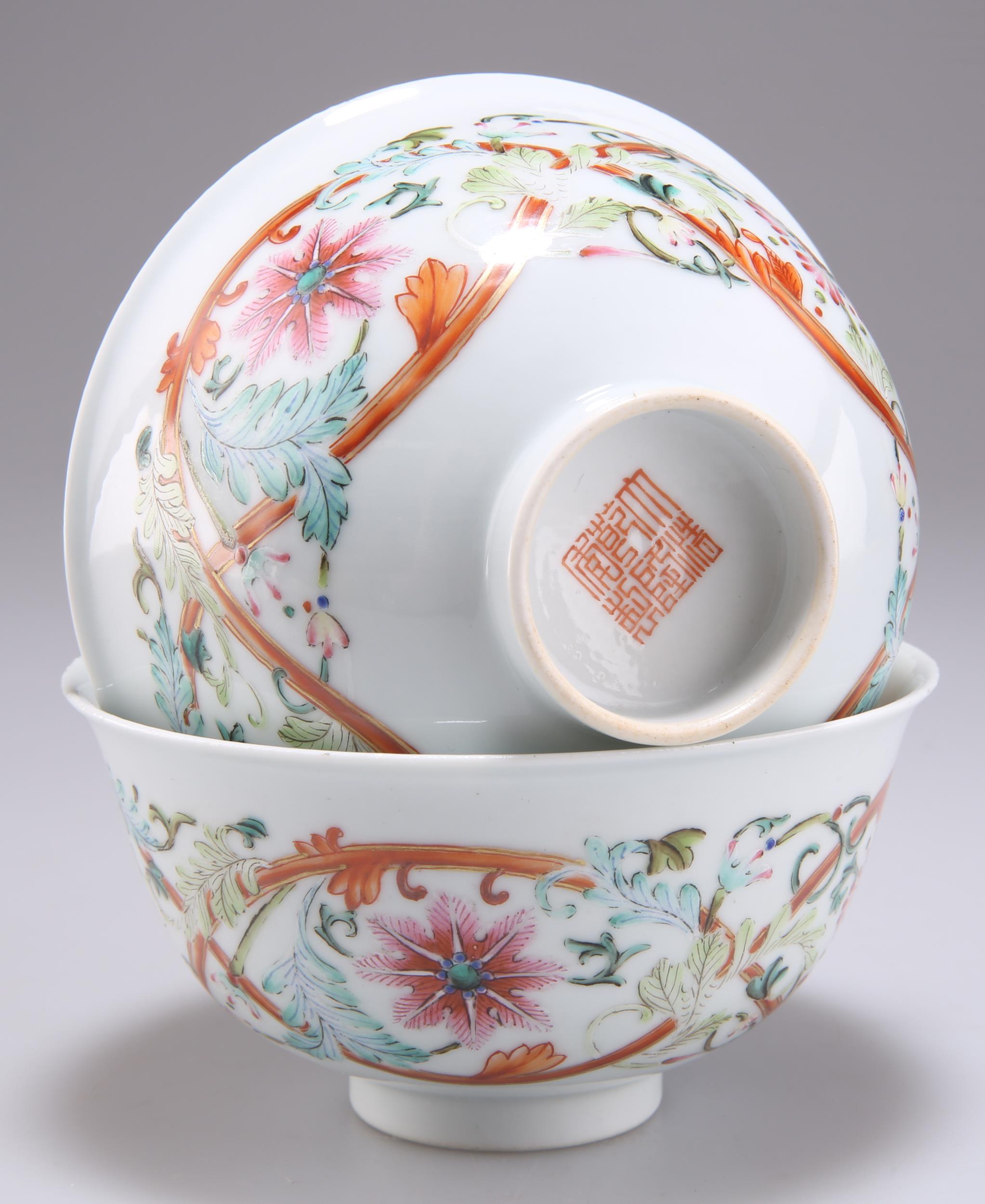 A PAIR OF CHINESE FAMILLE ROSE BOWLS - Image 2 of 2