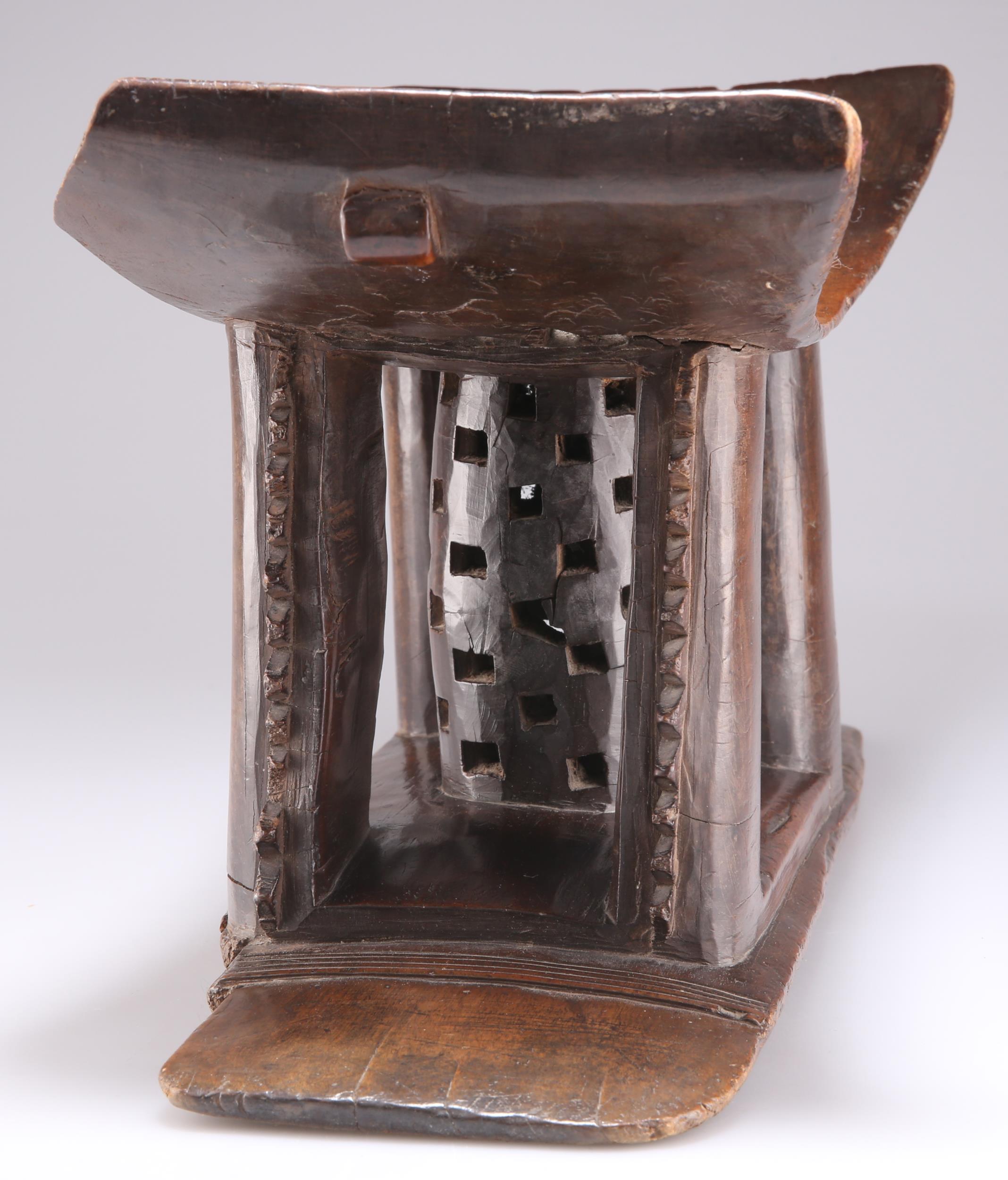 A WEST AFRICAN ASHANTI STOOL OR HEAD REST, LATE 19TH/EARLY 20TH CENTURY - Image 2 of 3