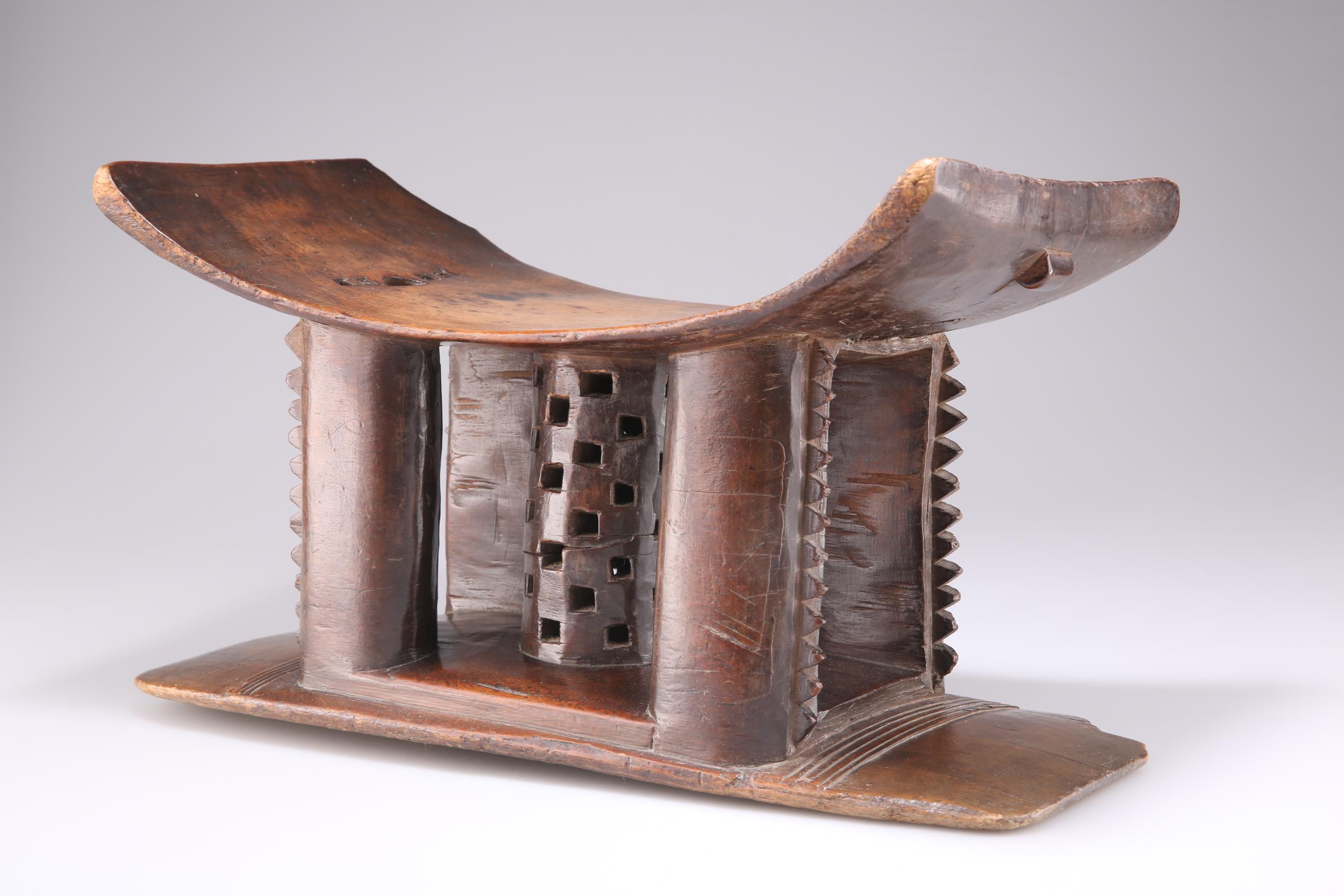 A WEST AFRICAN ASHANTI STOOL OR HEAD REST, LATE 19TH/EARLY 20TH CENTURY - Image 3 of 3