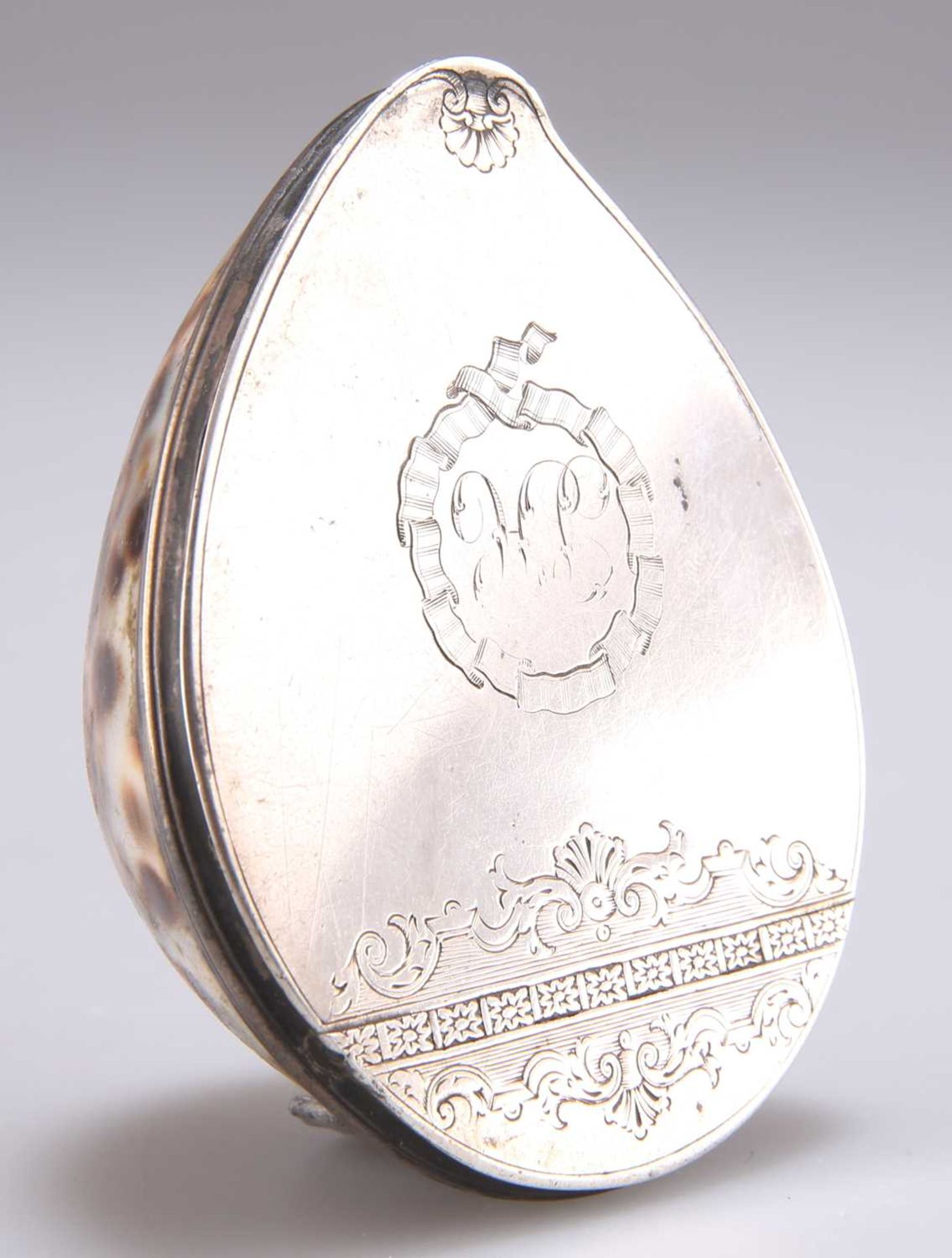 A SCOTTISH SILVER-MOUNTED COWRIE SHELL SNUFF BOX, LATE 18TH CENTURY - Bild 2 aus 3