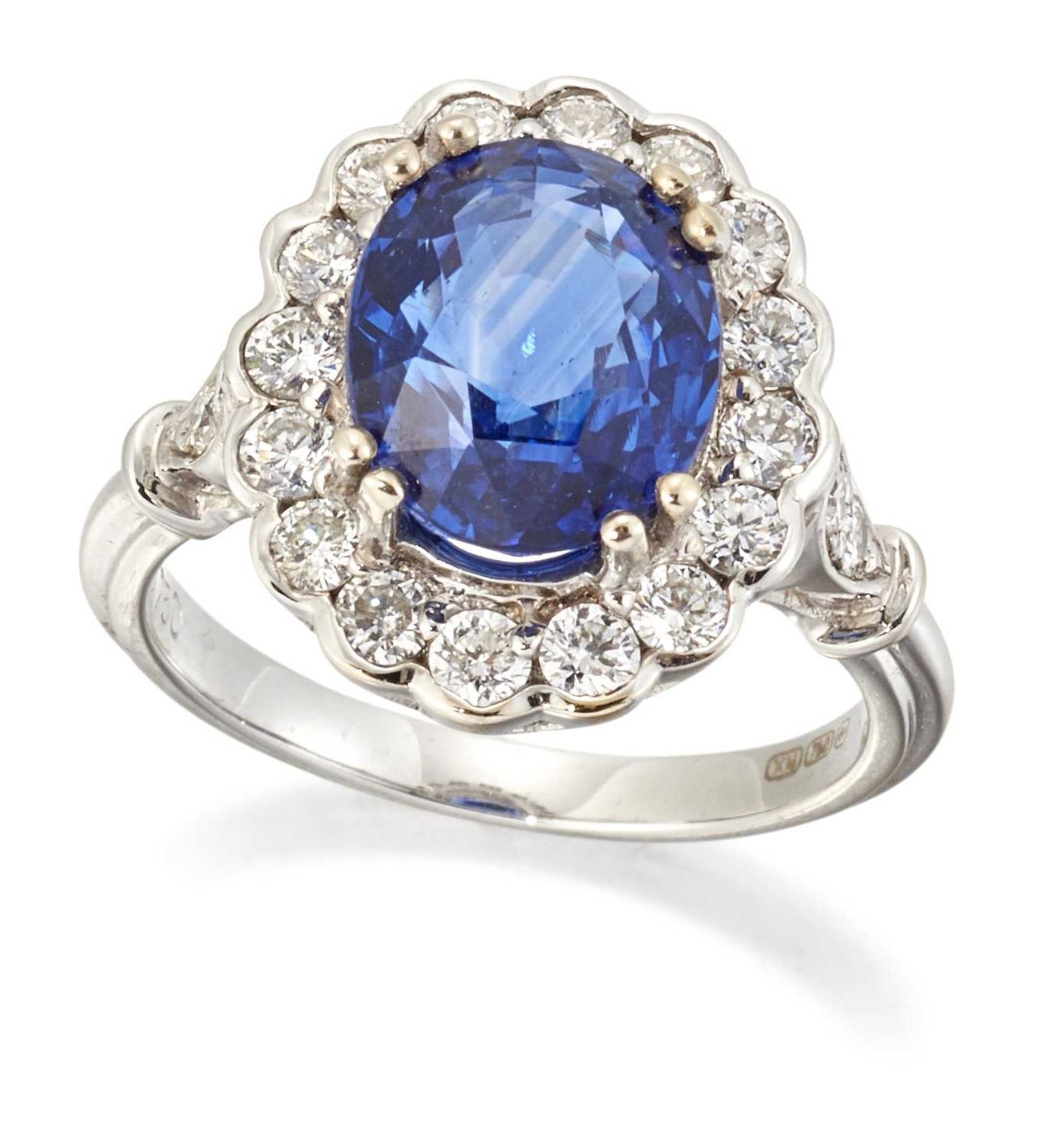 AN 18 CARAT WHITE GOLD SAPPHIRE AND DIAMOND CLUSTER RING