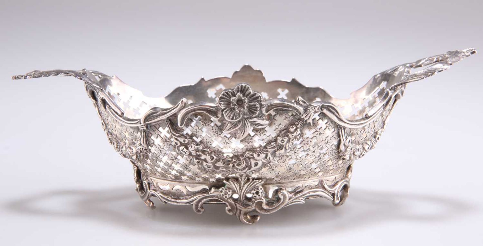 A 19TH CENTURY SILVER TWO-HANDLED BOWL - Bild 2 aus 3