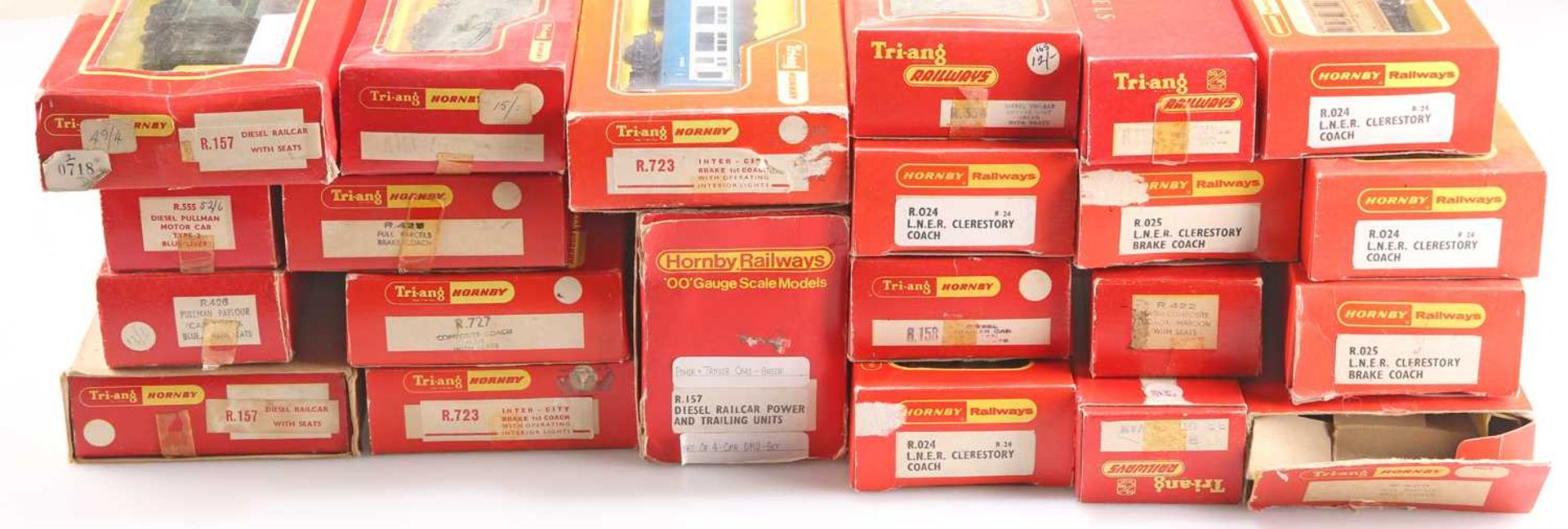 A GROUP OF HORNBY AND TRI-ANG HORNBY OO GAUGE BOXED COACHES AND RAILCARS - Bild 2 aus 2