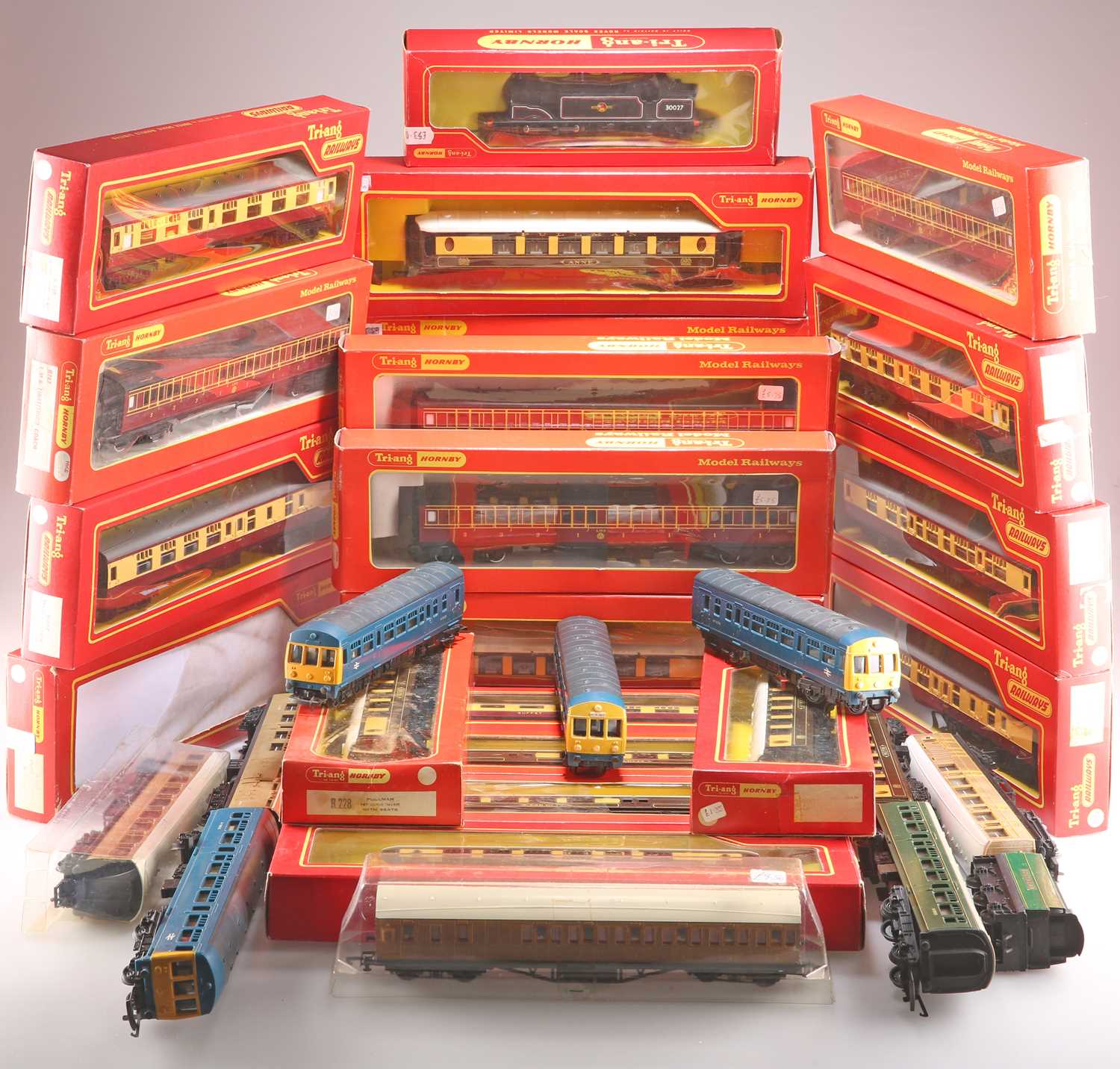 A GROUP OF TWENTY TRI-ANG AND HORNBY BOXED COACHES AND TEN UNBOXED COACHES