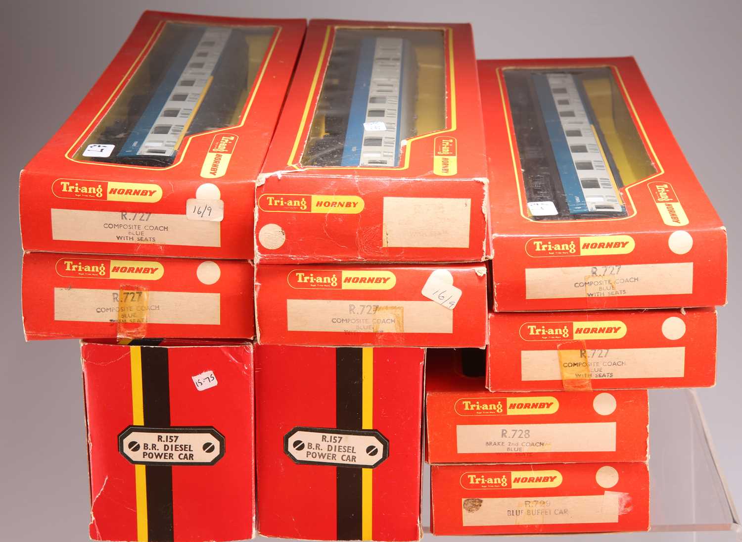 A GROUP OF APPROXIMATELY FORTY-NINE HORNBY AND TRI-ANG BOXED COACHES AND VANS - Image 2 of 4