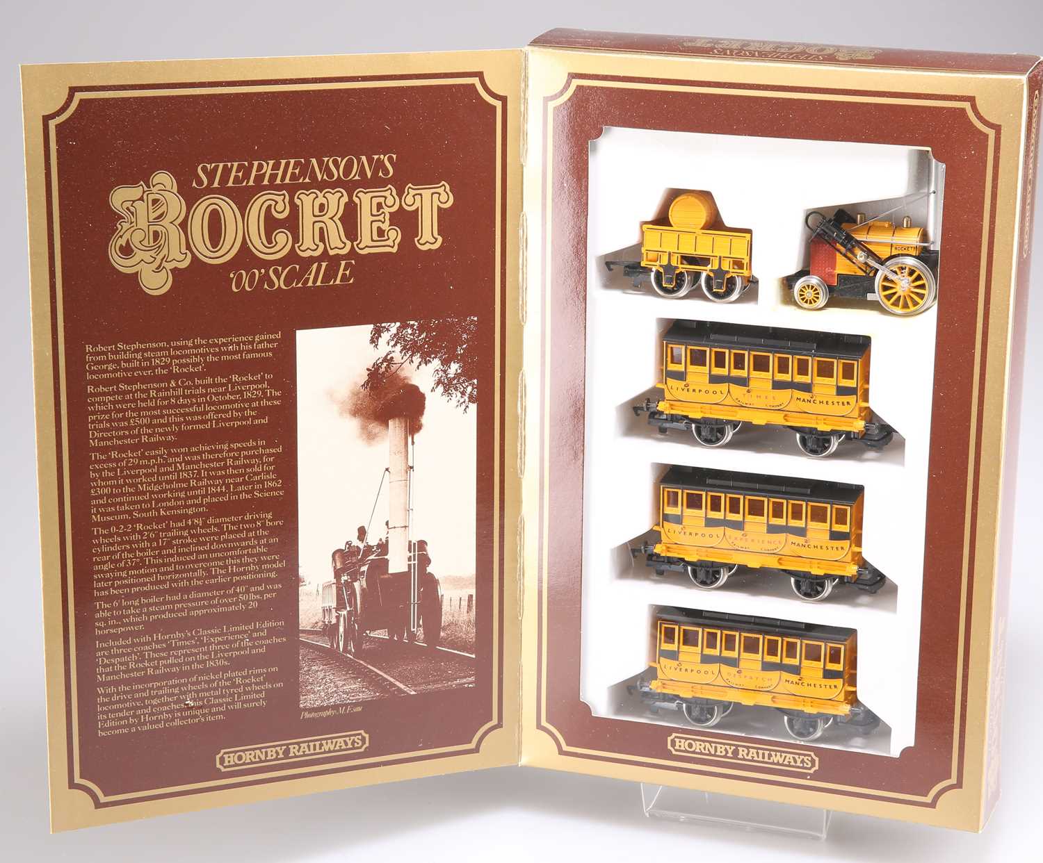 A HORNBY OO GAUGE STEPHENSON'S ROCKET BOXED SET