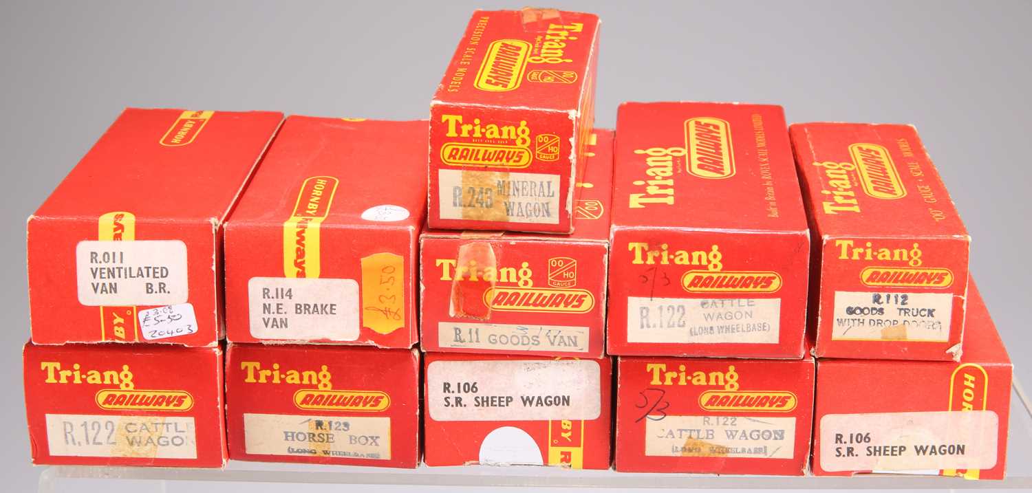 A GROUP OF APPROXIMATELY FORTY-NINE HORNBY AND TRI-ANG BOXED COACHES AND VANS - Image 4 of 4