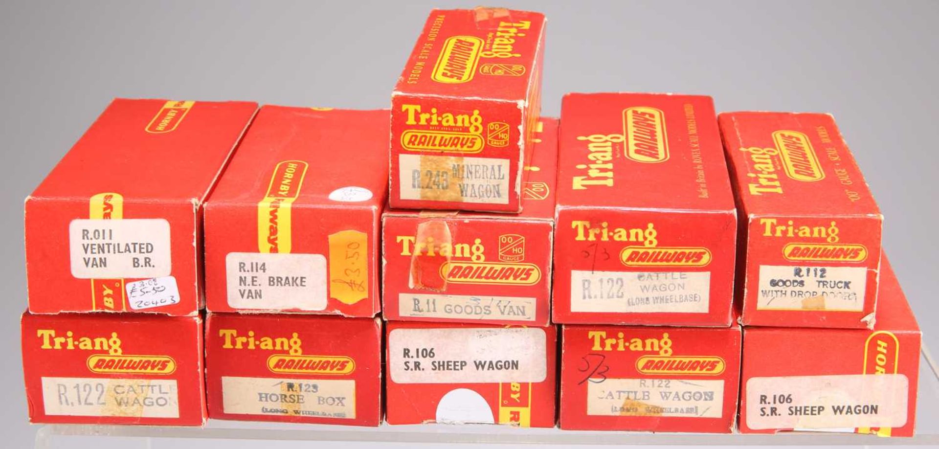 A GROUP OF APPROXIMATELY FORTY-NINE HORNBY AND TRI-ANG BOXED COACHES AND VANS - Bild 4 aus 4