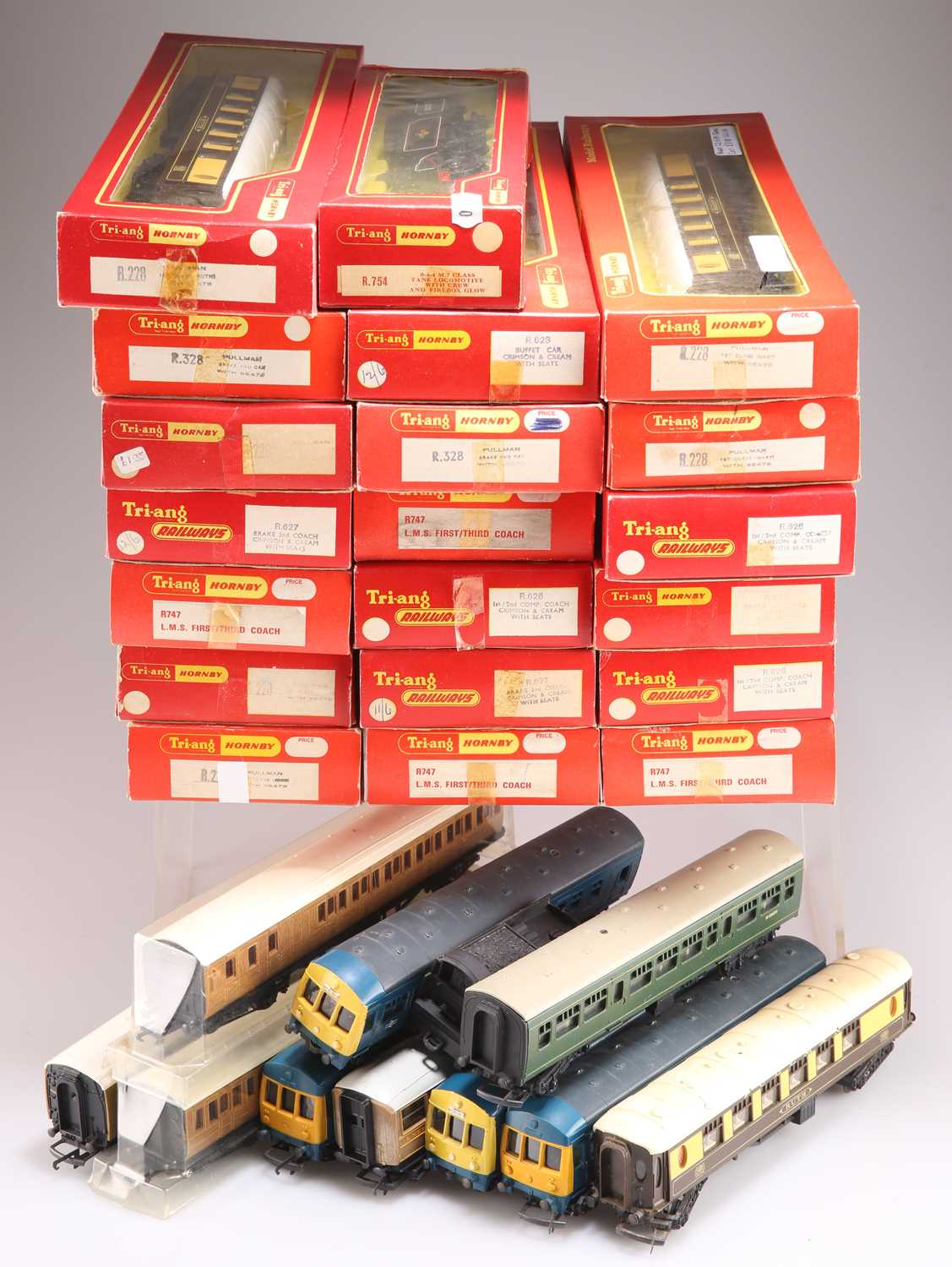 A GROUP OF TWENTY TRI-ANG AND HORNBY BOXED COACHES AND TEN UNBOXED COACHES - Image 2 of 2