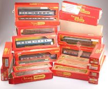A GROUP OF HORNBY AND TRI-ANG HORNBY OO GAUGE BOXED COACHES AND RAILCARS