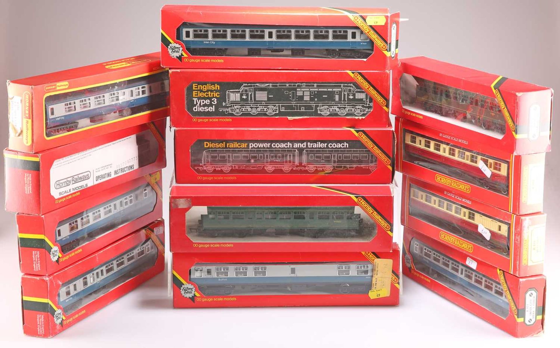 A GROUP OF HORNBY OO GAUGE BOXED COACHES AND CARS