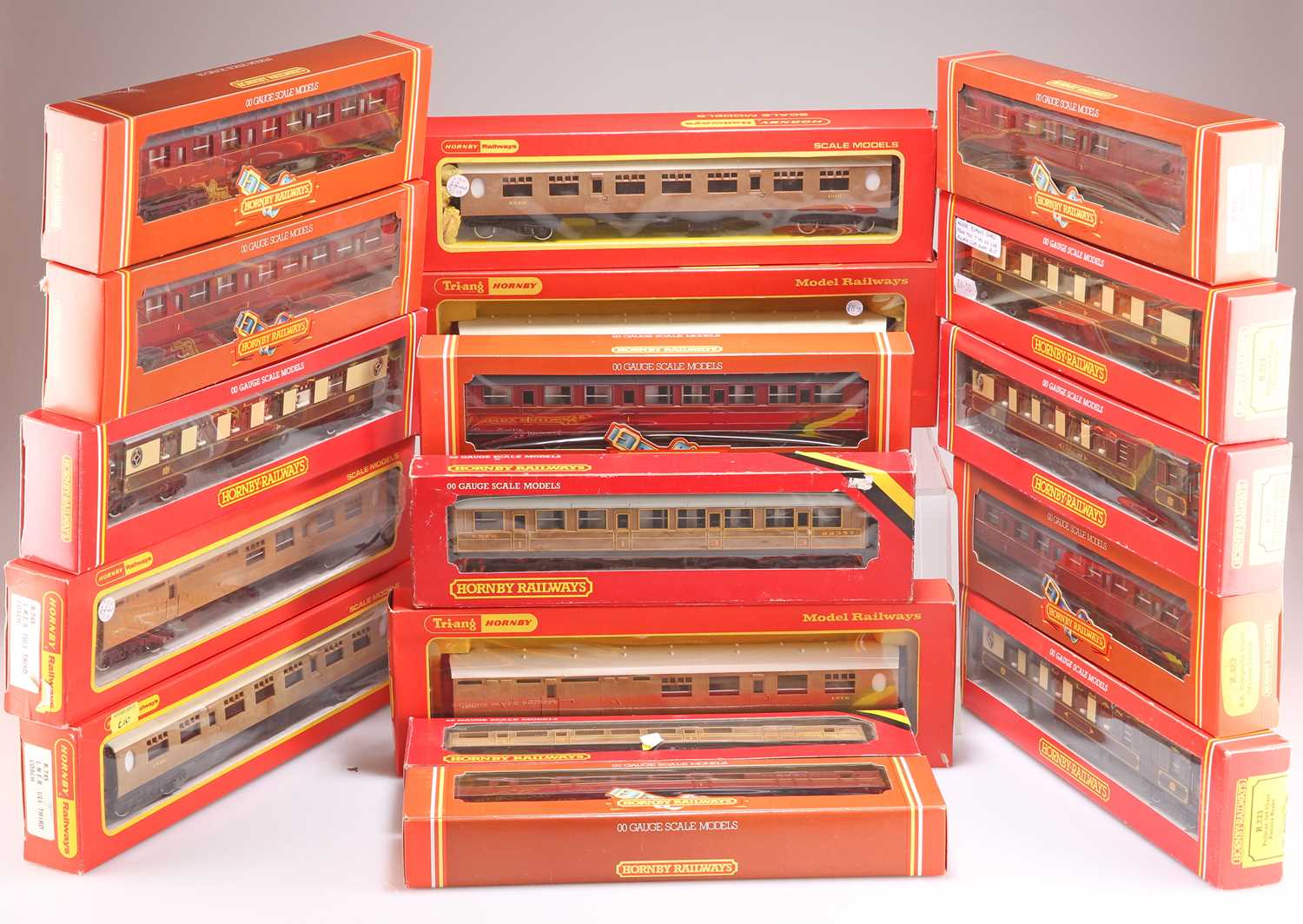 A GROUP OF HORNBY AND TRI-ANG HORNBY BOXED COACHES AND CARS