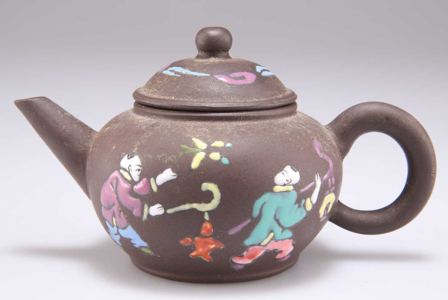 A CHINESE SMALL YIXING TEAPOT - Image 2 of 3