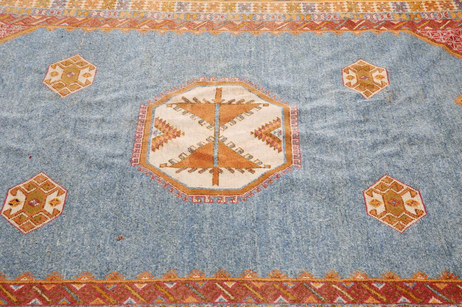A LARGE MOROCCAN CARPET - Image 2 of 5
