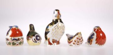FIVE ROYAL CROWN DERBY BIRD PAPERWEIGHTS IN GILDED IMARI STYLE DECORATION