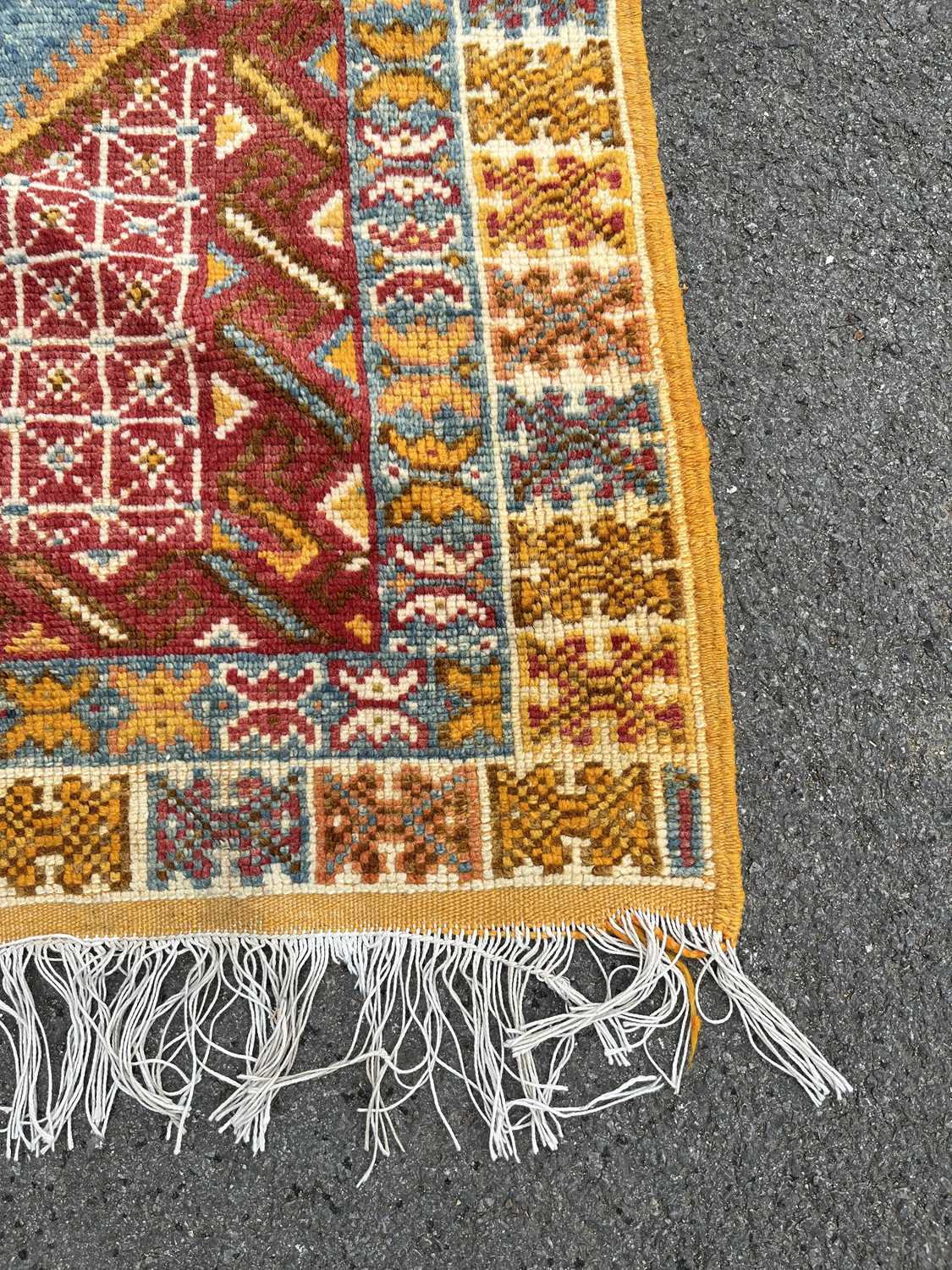 A LARGE MOROCCAN CARPET - Image 4 of 5