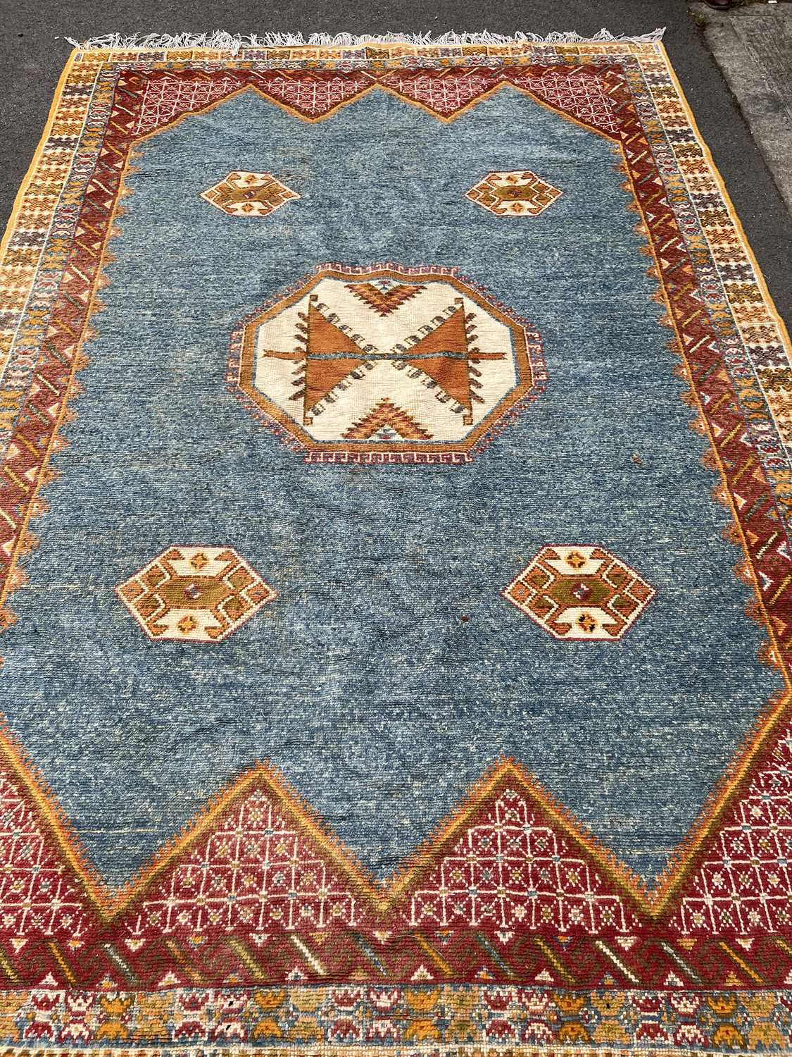 A LARGE MOROCCAN CARPET - Image 5 of 5