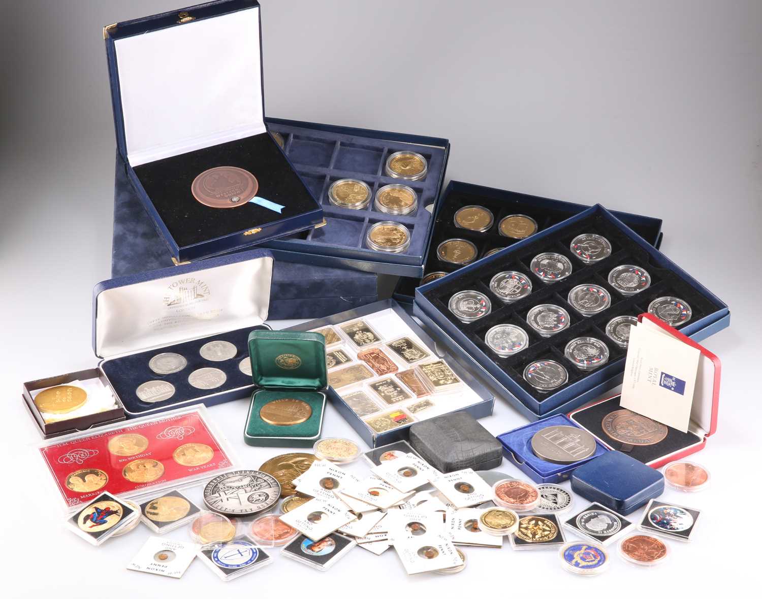 A COLLECTION OF COINS, MEDALLIONS, TOKENS AND BADGES