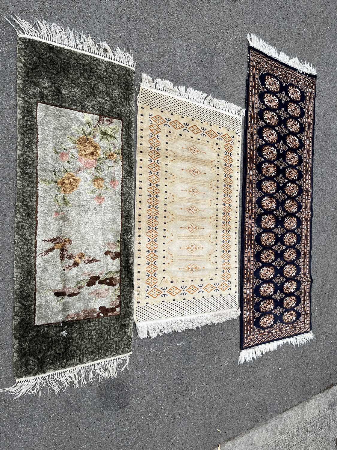 A SMALL CHINESE RUG TOGETHER WITH TWO PAKISTANI RUGS - Image 4 of 4