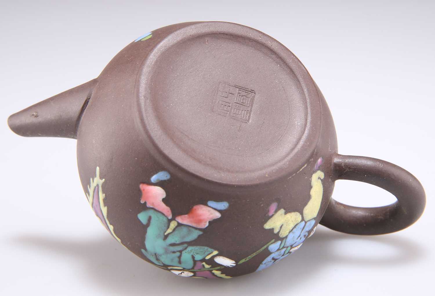 A CHINESE SMALL YIXING TEAPOT - Image 3 of 3