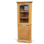 A GEORGIAN STYLE OAK STANDING CORNER CABINET