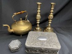A SMALL GROUP OF ASSORTED METALWARE
