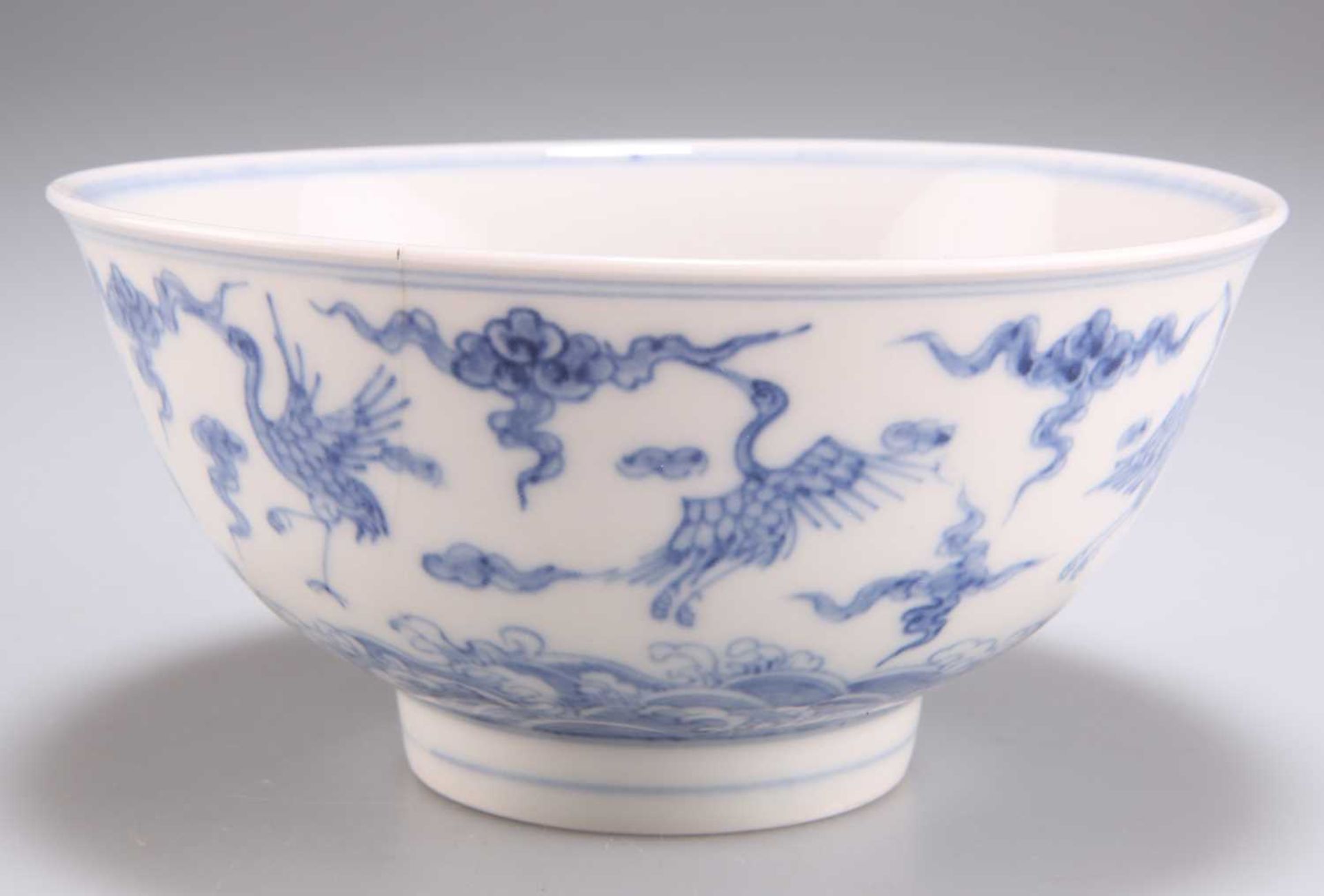 A CHINESE BLUE AND WHITE BOWL - Image 2 of 3