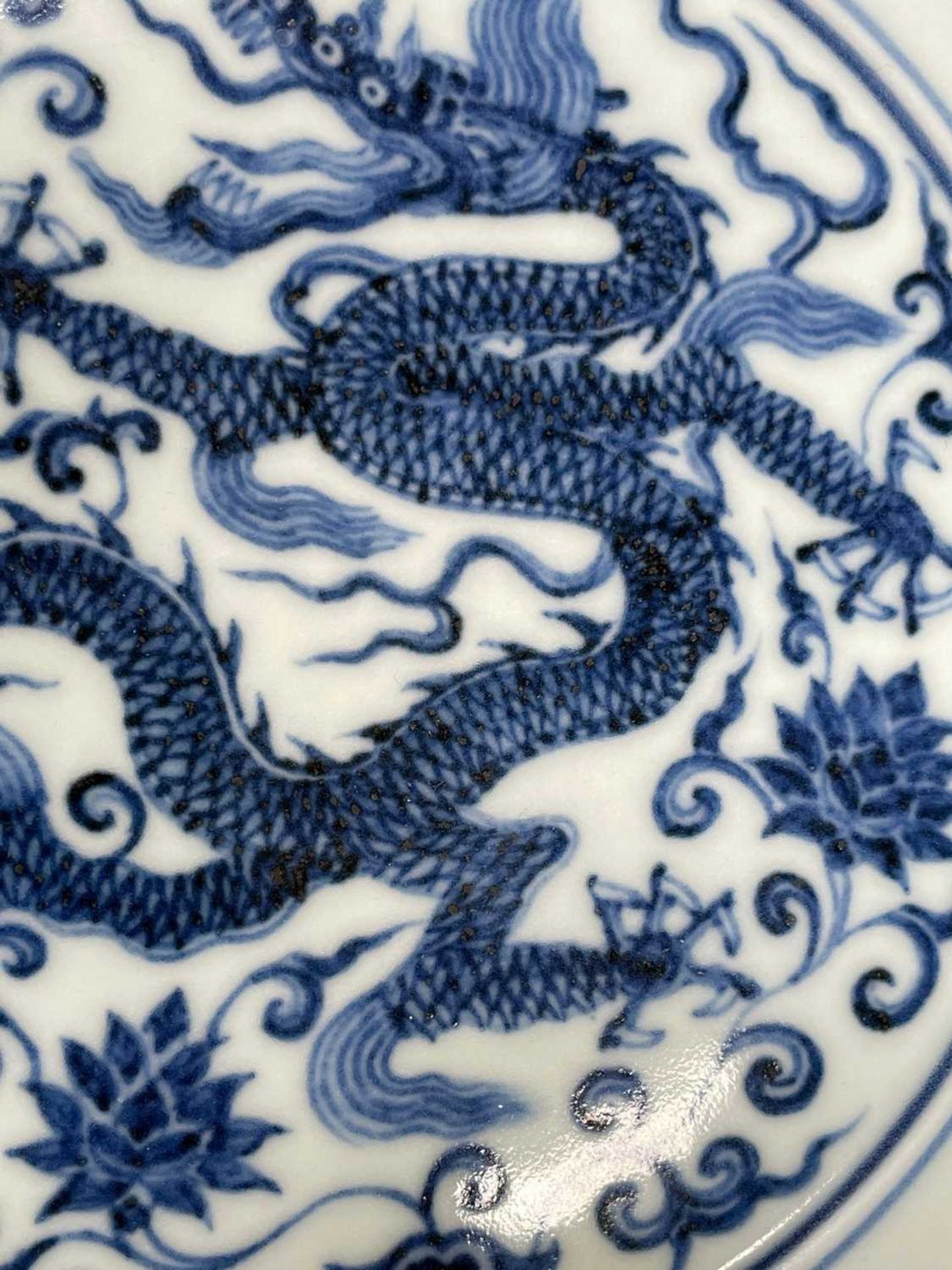 A CHINESE BLUE AND WHITE 'DRAGON' DISH - Image 5 of 5