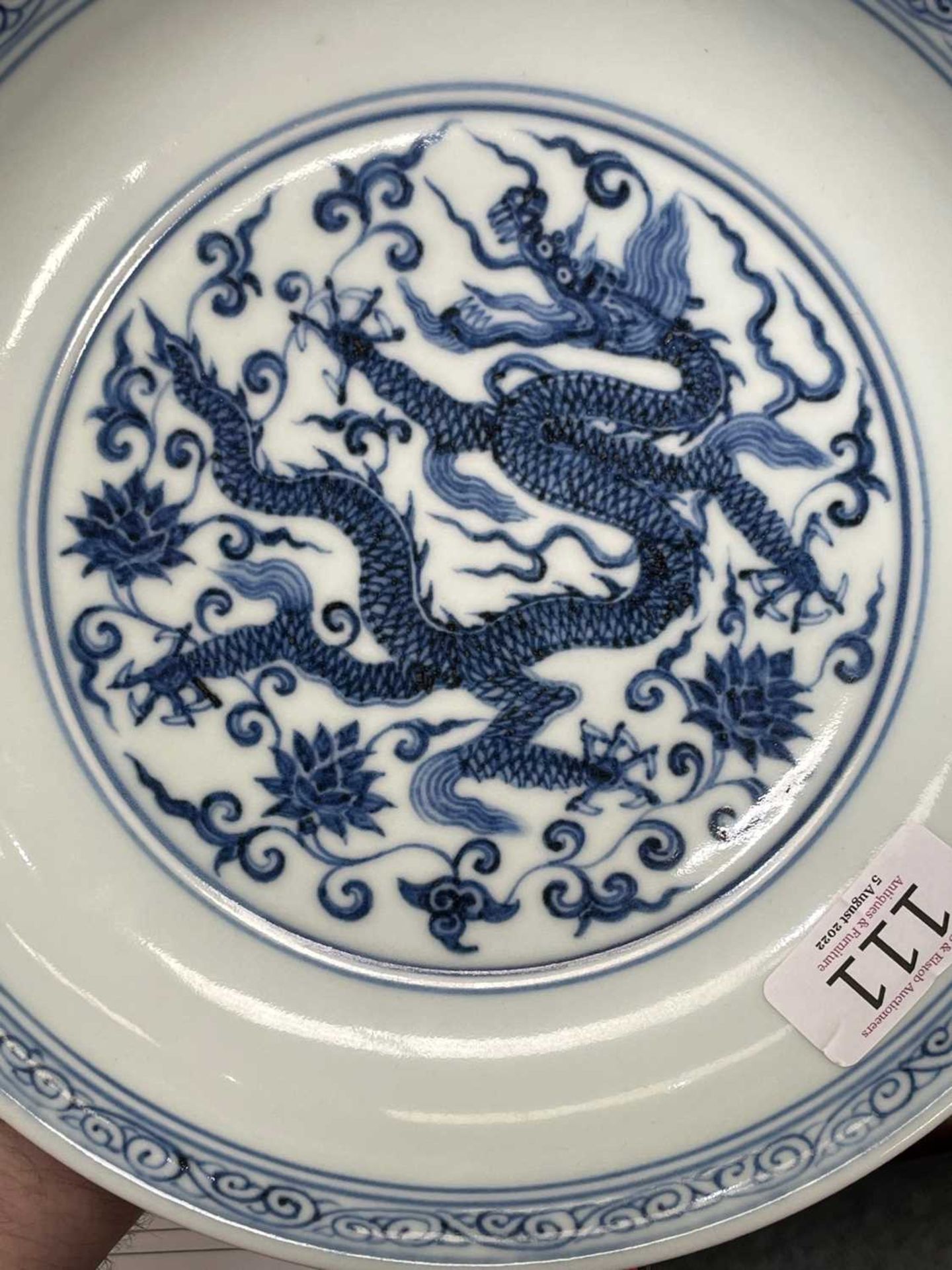 A CHINESE BLUE AND WHITE 'DRAGON' DISH - Image 4 of 5