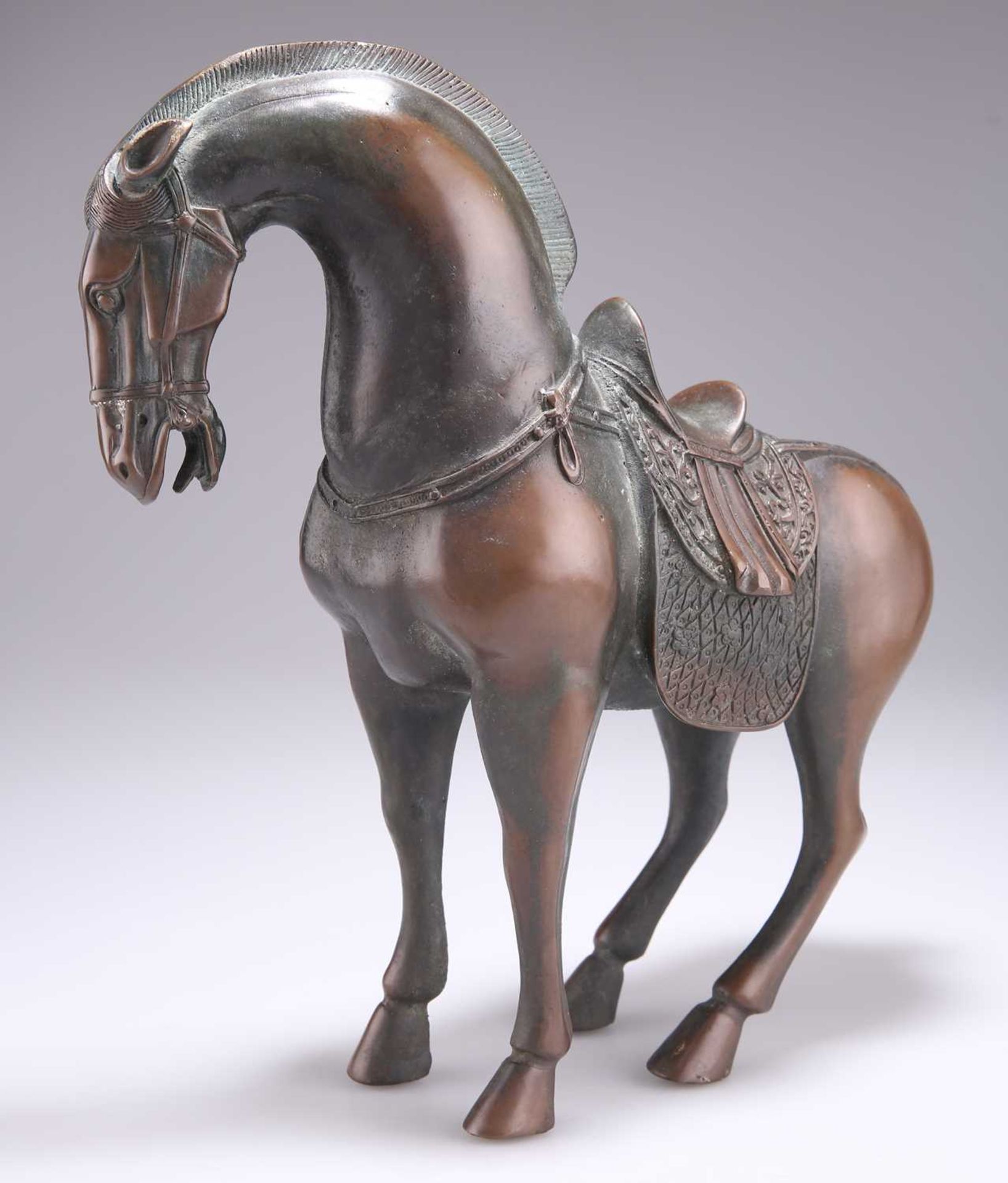 A CHINESE PATINATED BRONZE MODEL OF A TANG STYLE HORSE - Bild 2 aus 2