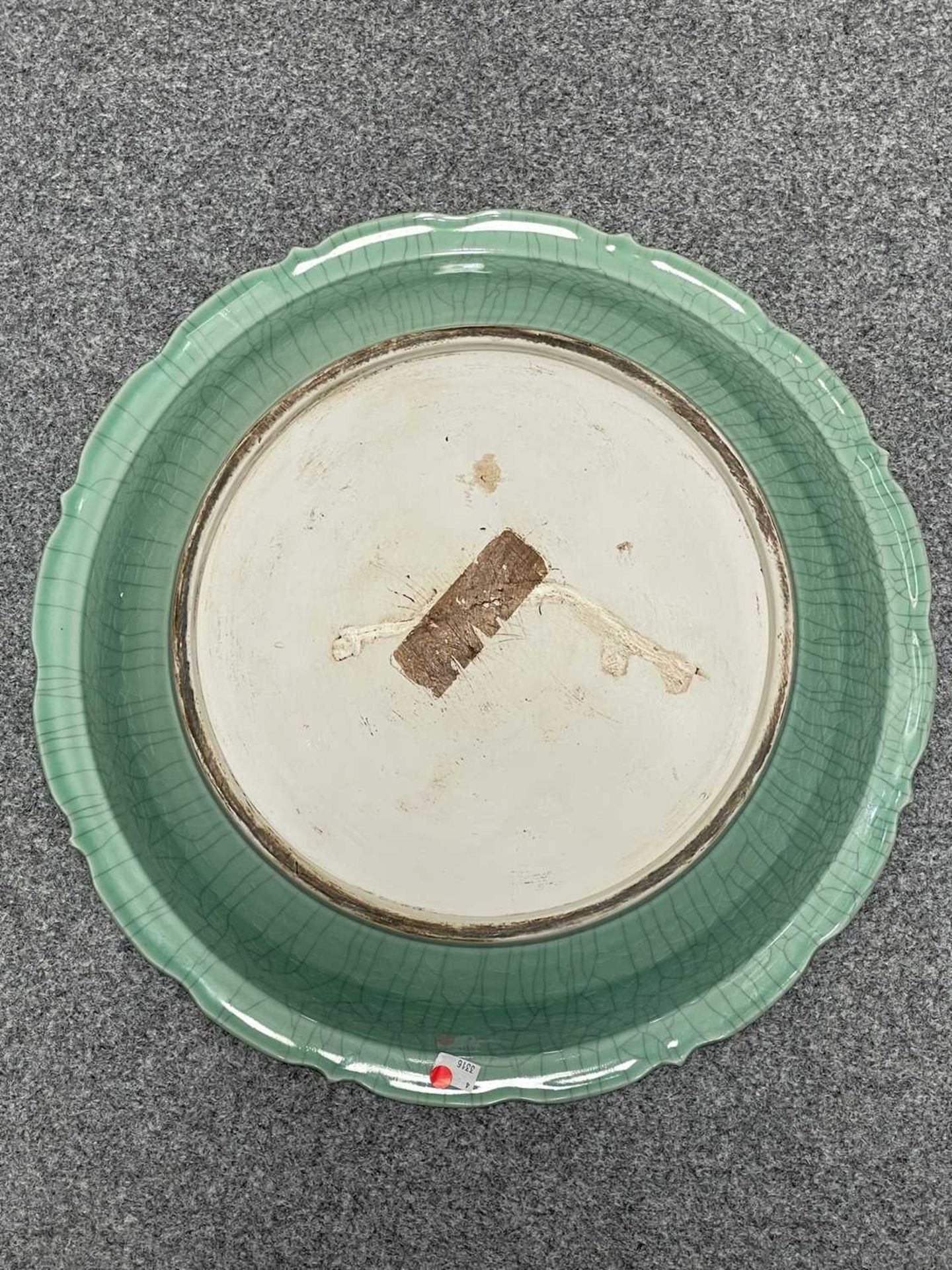 A LARGE CHINESE CELADON DRAGON DISH - Image 4 of 5