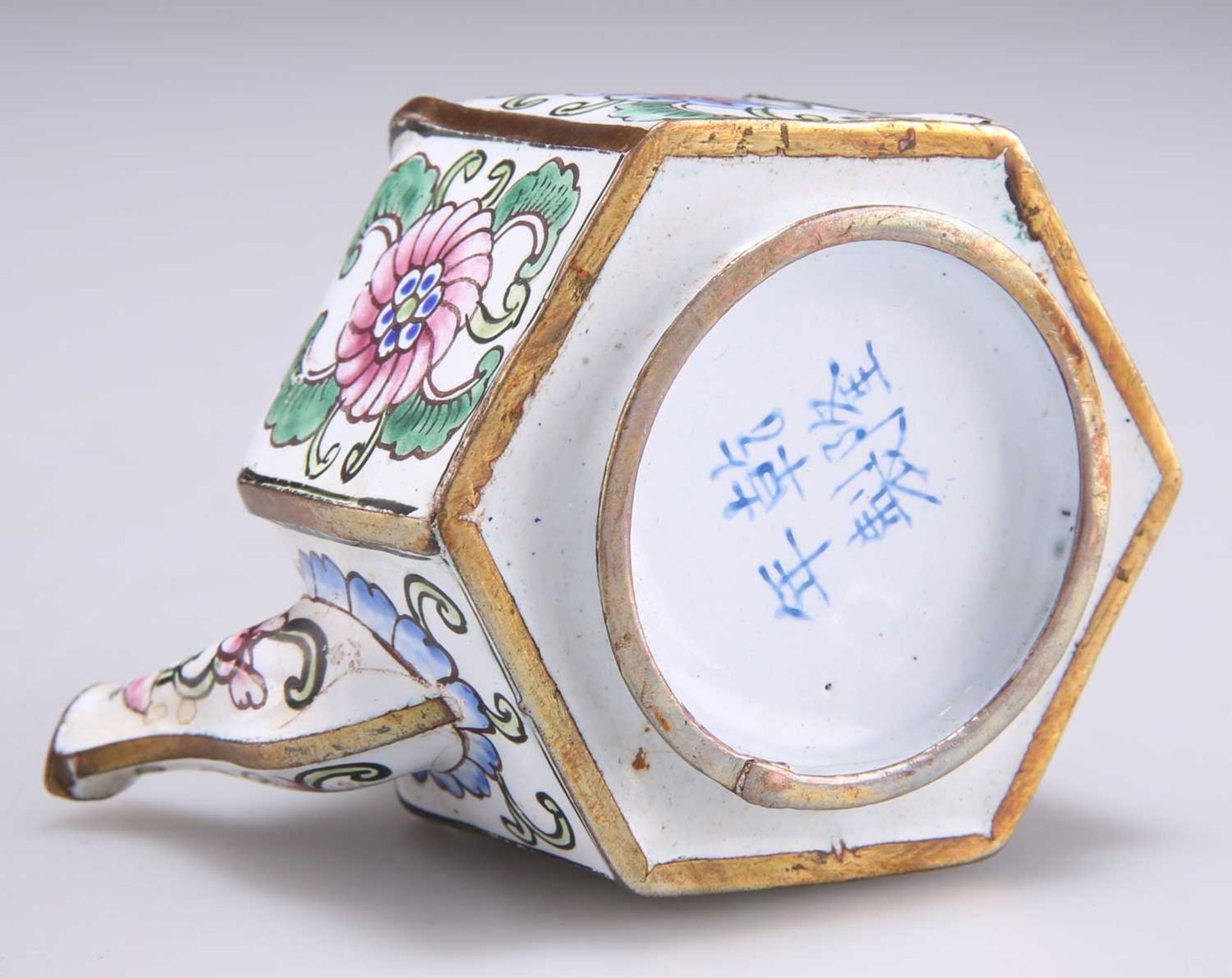 A CHINESE ENAMEL WATER DROPPER - Image 3 of 3