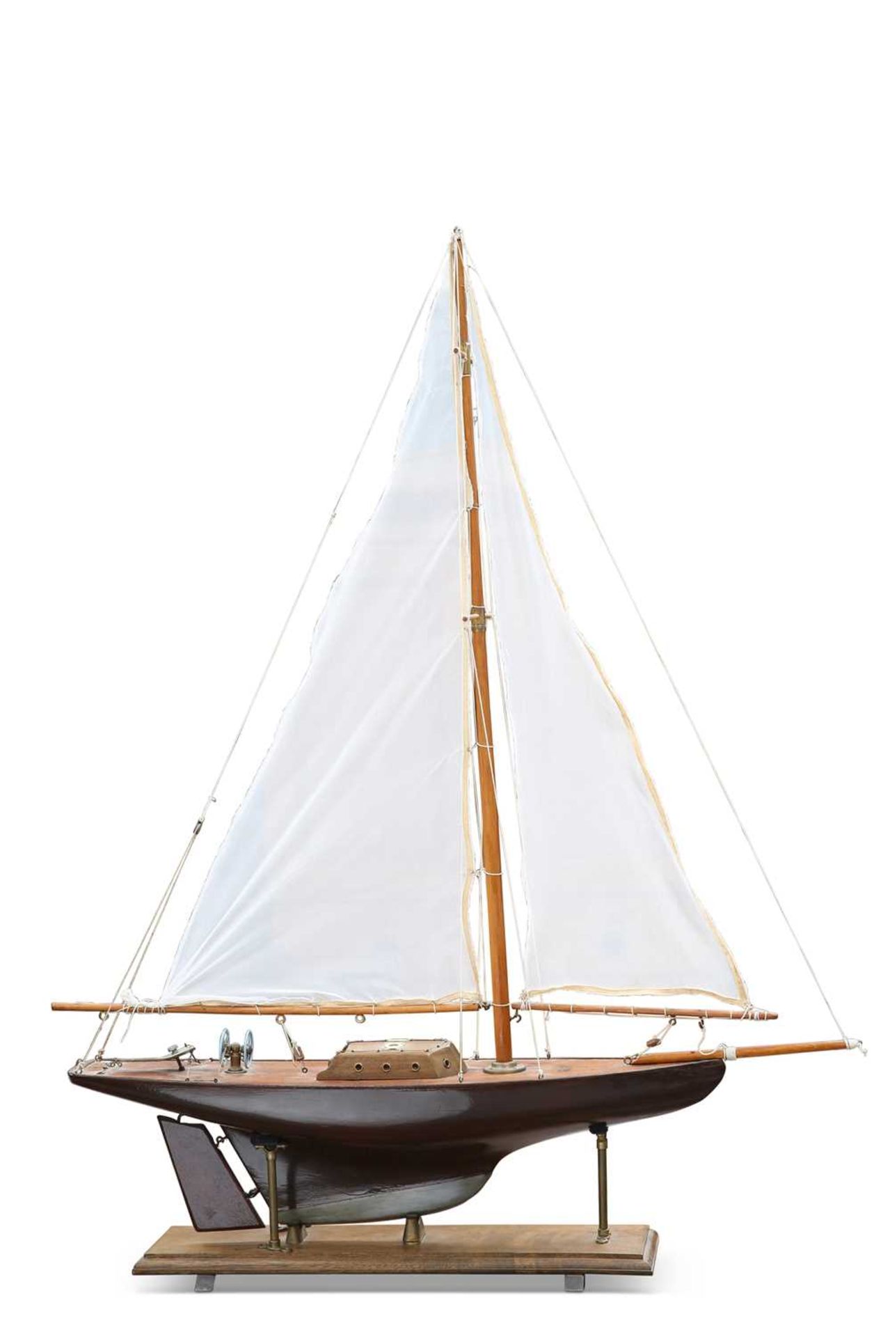 A 1930S WOODEN POND YACHT AND A DIORAMA OF SAILOR'S KNOTS