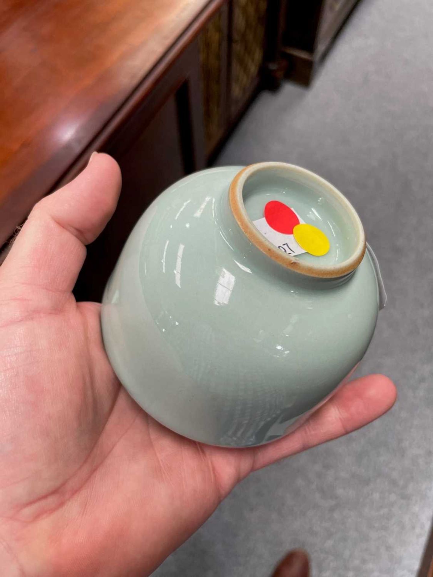 A CHINESE GOURD VASE, A JAPANESE GILDED TEA BOWL AND A JAPANESE CELADON GROUND COVERED BOWL - Image 11 of 13