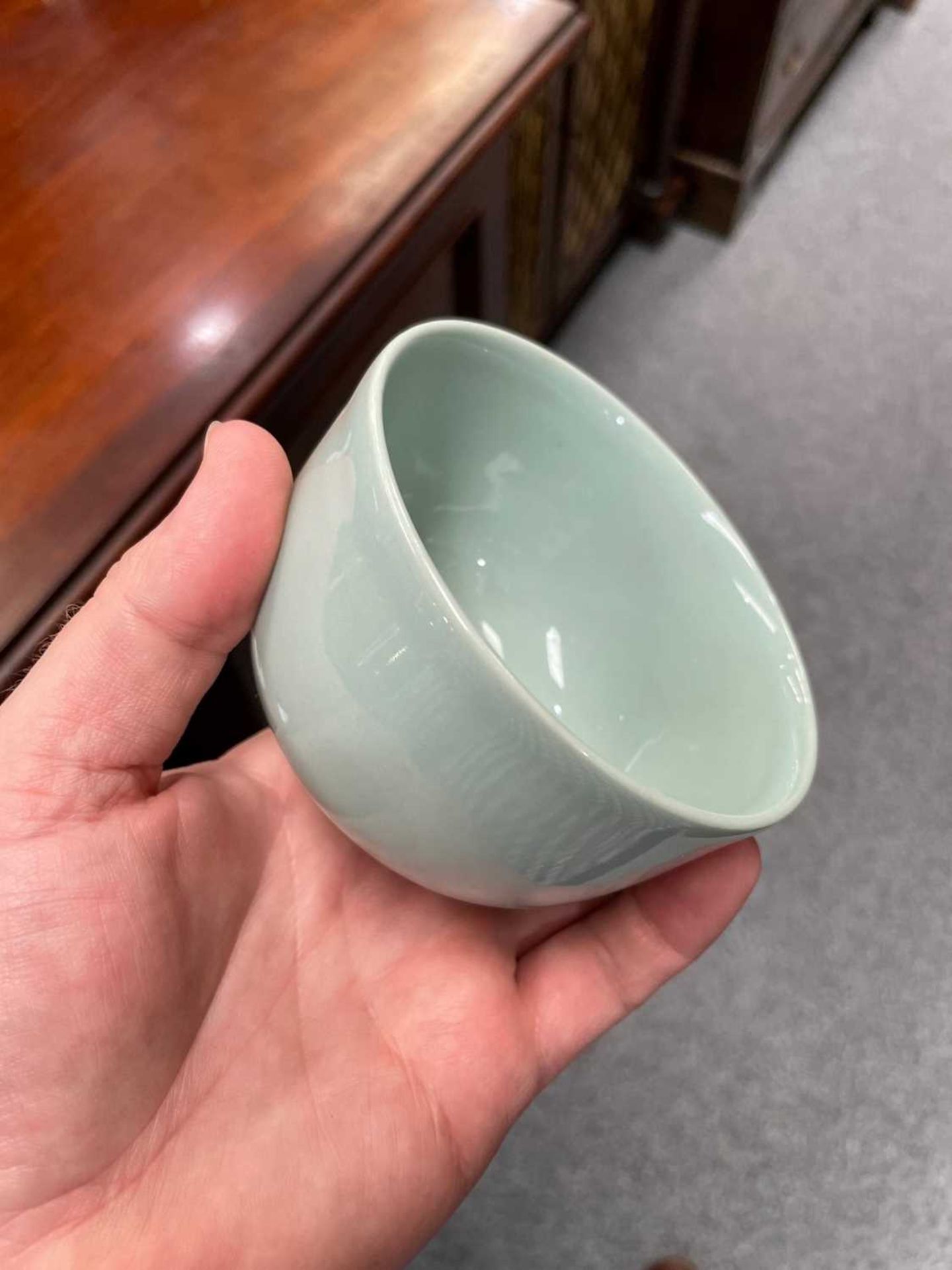 A CHINESE GOURD VASE, A JAPANESE GILDED TEA BOWL AND A JAPANESE CELADON GROUND COVERED BOWL - Image 12 of 13