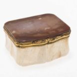 A FINE AGATE AND QUARTZ GILT-METAL MOUNTED TABLE SNUFF BOX