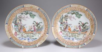 A PAIR OF FAMILLE ROSE PLATES