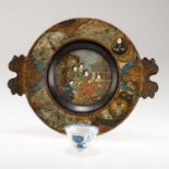 A LATE 19TH CENTURY CHINOISERIE DECORATED PAPIER-MÂCHÉ CIRCULAR TRAY AND A CHINESE TEA BOWL