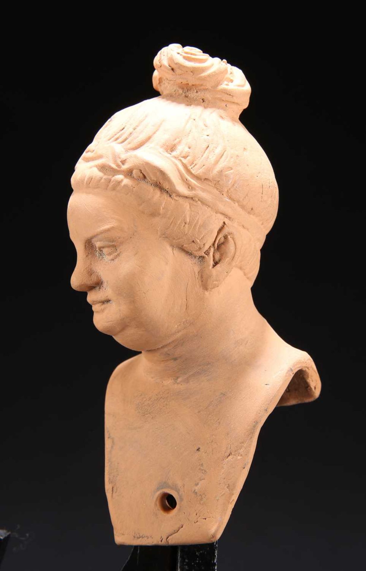 A TERRACOTTA HEAD OF A MATRONA - Bild 4 aus 4