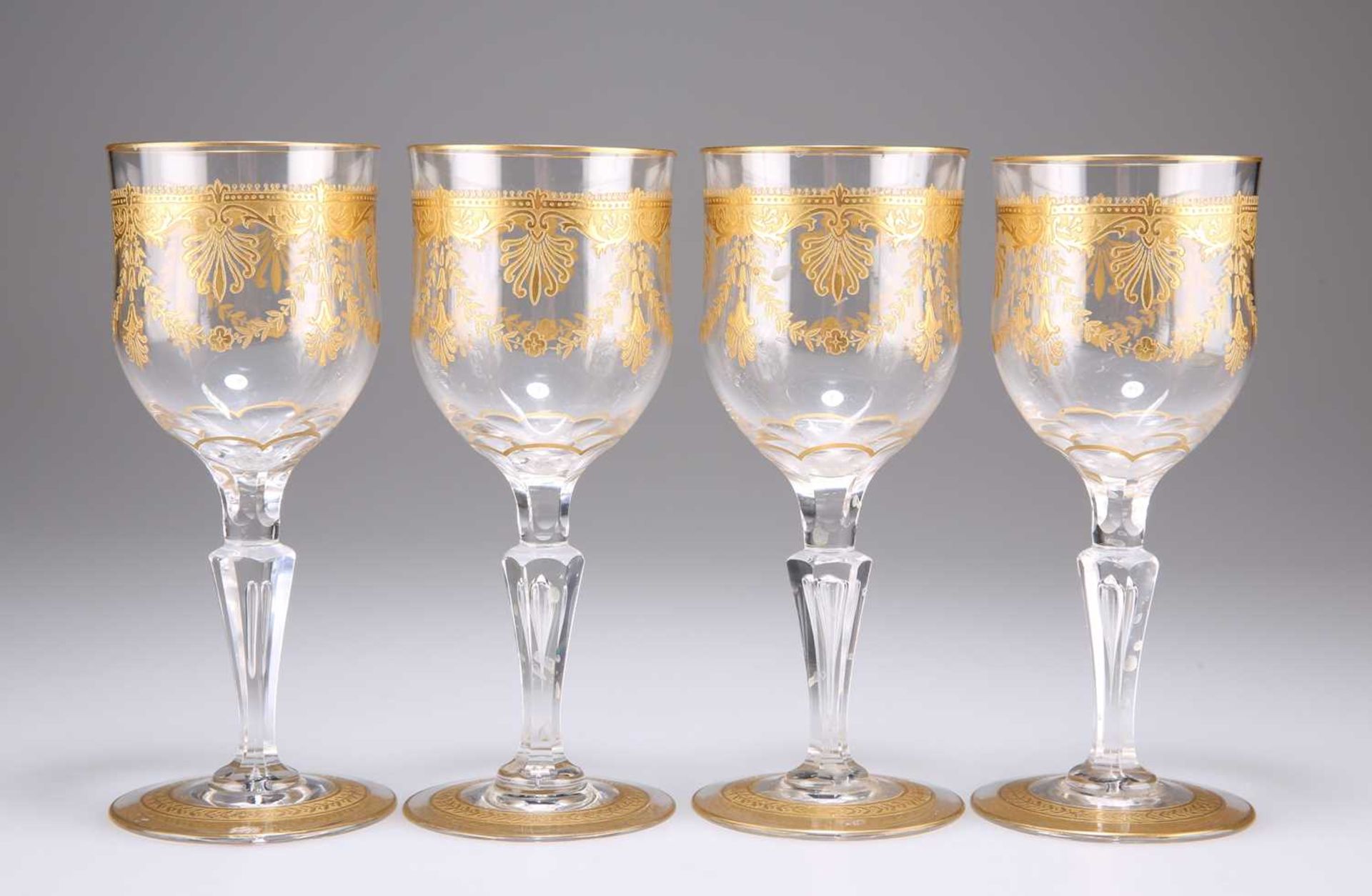 A SET OF FOUR GILDED WINE GLASSES, LATE 19TH CENTURY