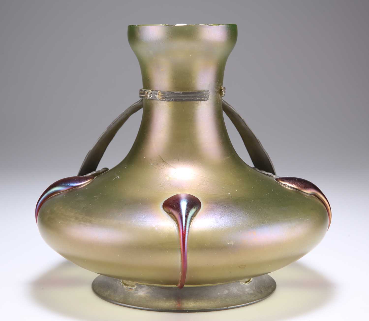 AN ART NOUVEAU PEWTER-MOUNTED IRIDESCENT GLASS VASE, IN THE STYLE OF LOETZ - Bild 2 aus 2
