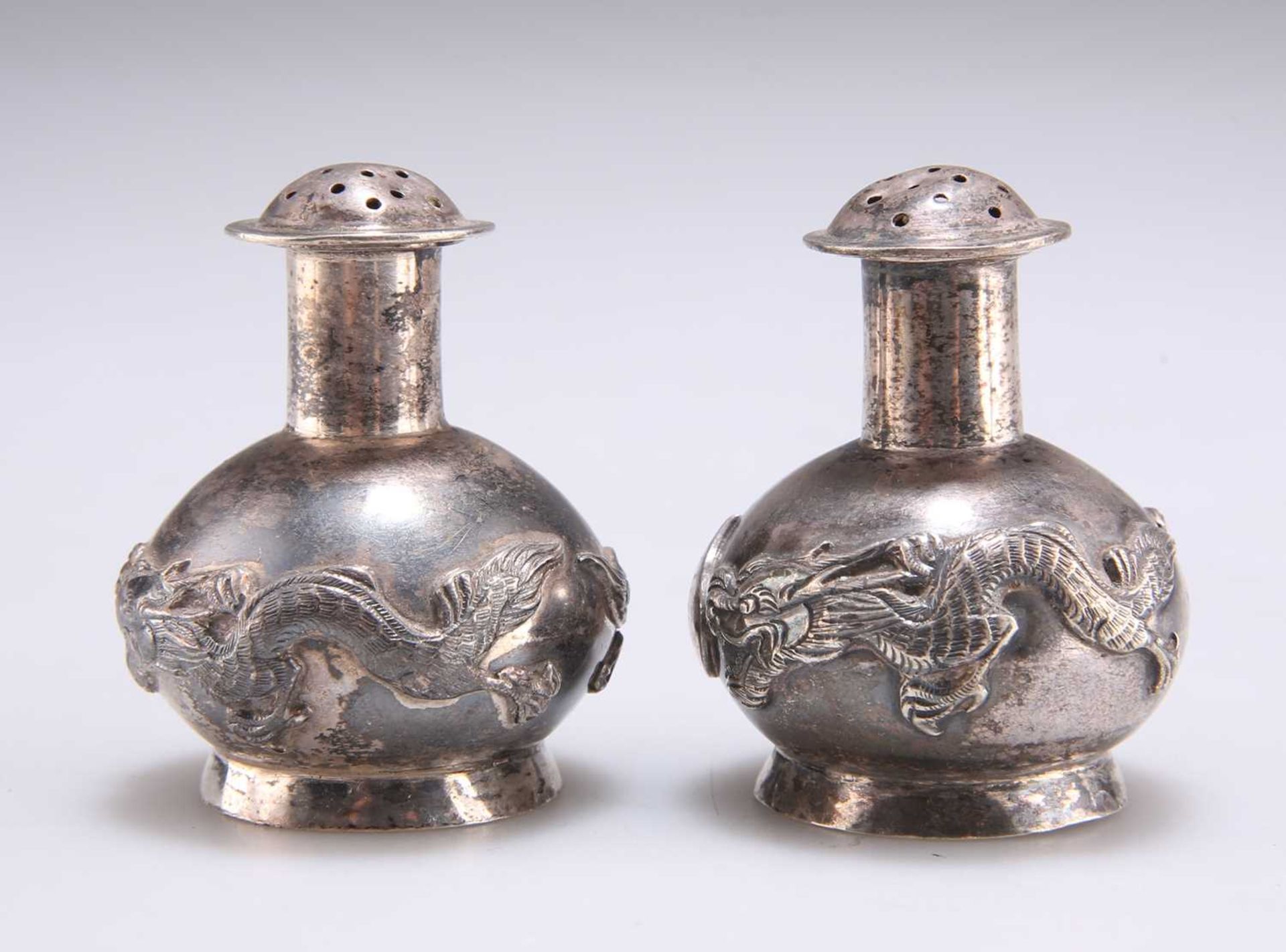 A PAIR OF 19TH CENTURY CHINESE SILVER PEPPER POTS - Bild 2 aus 3