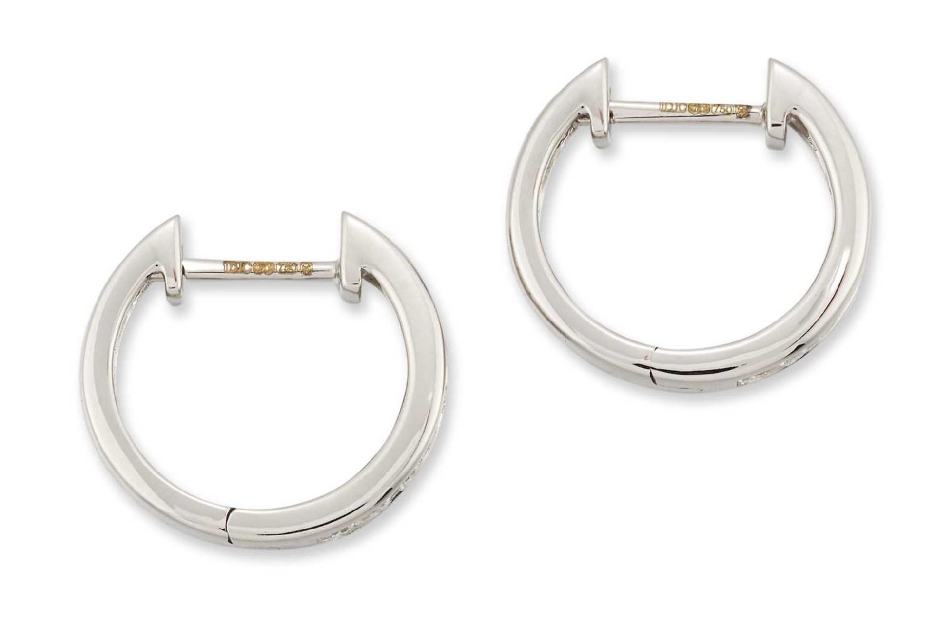 A PAIR OF 18 CARAT WHITE GOLD DIAMOND HOOP EARRINGS - Bild 2 aus 2