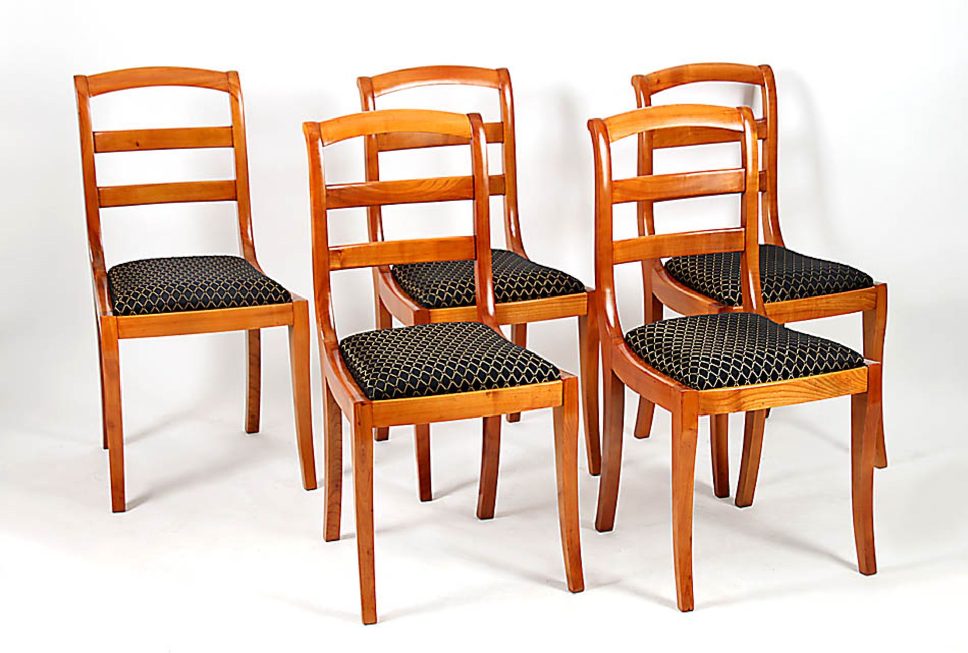 Fünf Stühle